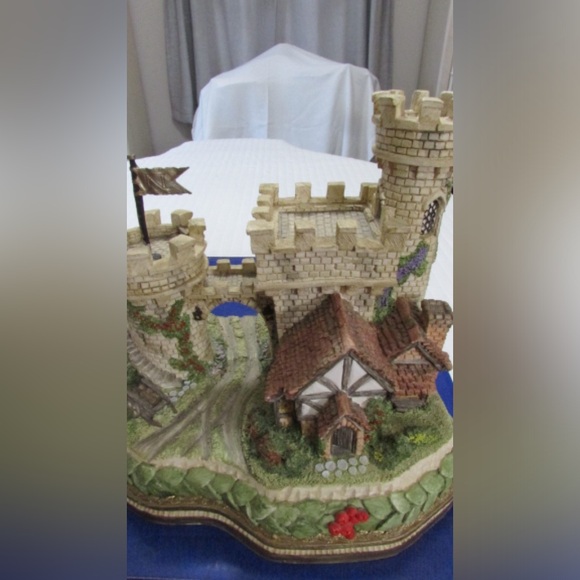 David Winter – The Guardian Gate – Premier. - Picture 1 of 6